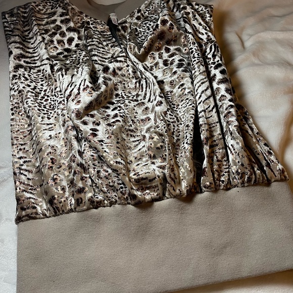 Sleeveless leopard print top. Size small! - Picture 4 of 6